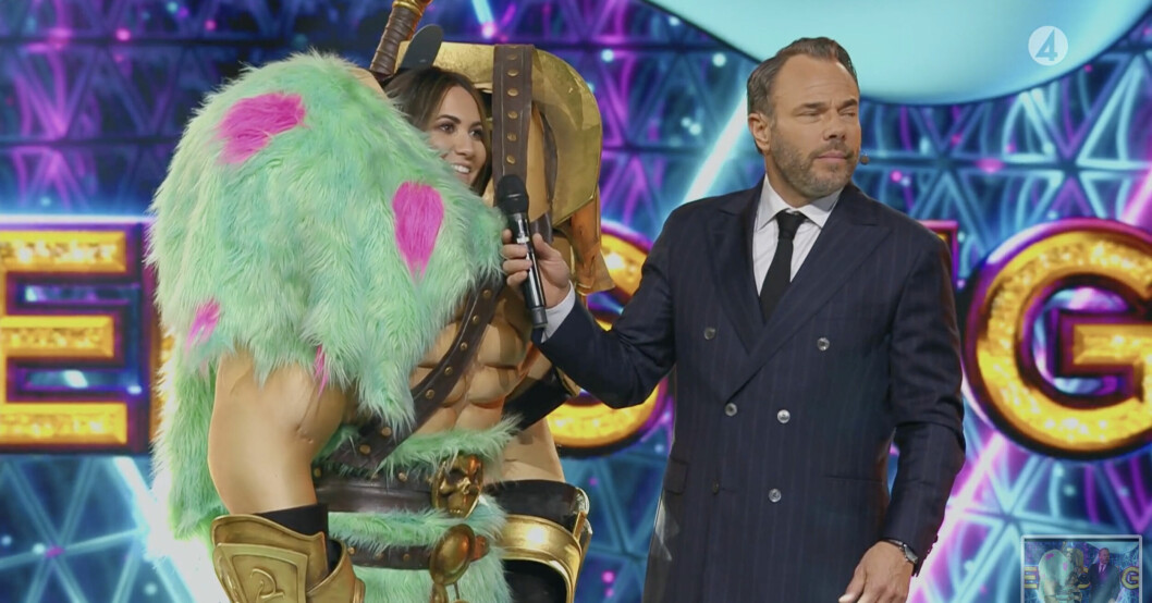 Ciara Zelmerlöw har tagit av sig masken i Masked Singer och står med David Hellenius