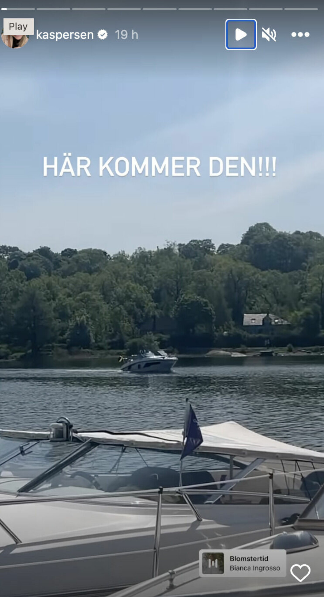 Tänk vilken lycka! Kristin Kaspersens Instagram-story, hon filmar sin nya båt komma åkandes på vattnet