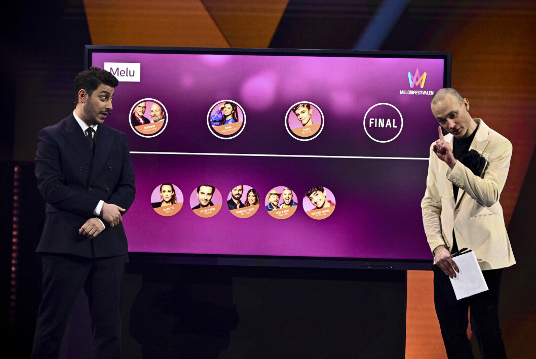 Här ser vi resultatet halvvägs – som blev det slutgiltiga. Fouad Youcefi och programledaren Jesper Rönndahl framför en skärm under omröstningen i lördagens Melodifestivalsemifinal i Örnsköldsvik