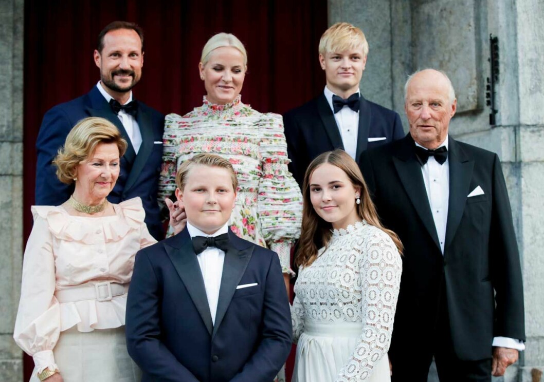 Den norska kungafamiljen (eller ”The Fams” som Durek kallar dem) samlad till kvällens privata smokingmiddag på Skaugum. Det var bara prinsessan Märtha Louise som saknades på bilden. Den norska kungafamiljen samlad till kvällens privata smokingmiddag på Skaugum. Det var bara prinsessan Märtha Louise som saknades på bilden.