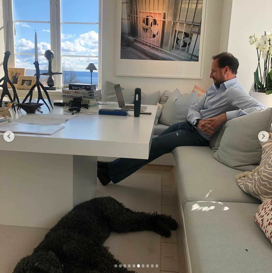 Kronprinsen av Norge kopplar av hemma i soffan. Foto: Kronprinsessan Mette-Marits Instagram. Kronprins Haakon