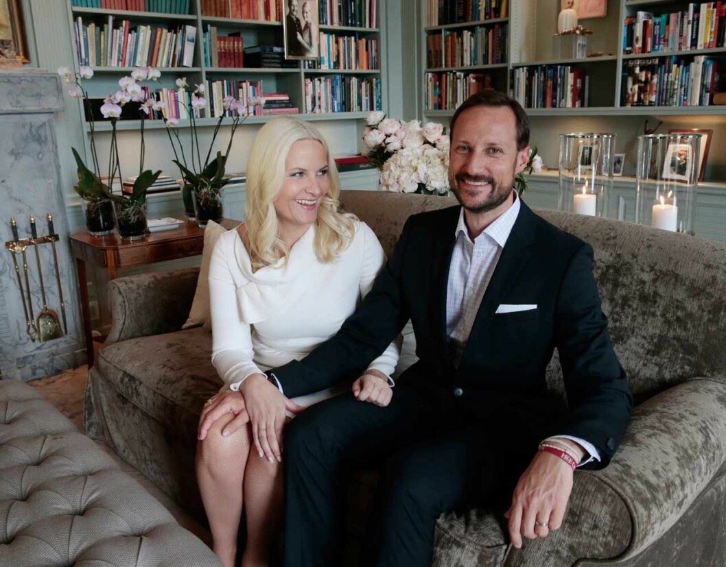 Mette-Marit och Haakon på den tiden sofforna fortfarande var klädda i mullvadsbrunt. Deras vardagsrum är ett av fem rum i fil. Intill ligger frukostmatsalen och salongen. Kronprinsessan Mette-Marit och kronprins Haakon i sitt vardagsrum hemma på Skaugum.