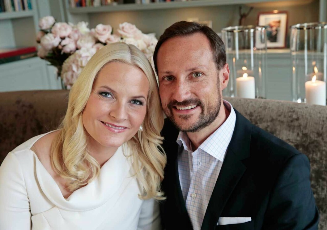 Mette-Marit och Haakon hemma i soffan. Kronprinsessan Mette-Marit och kronprins Haakon hemma på Skaugum.
