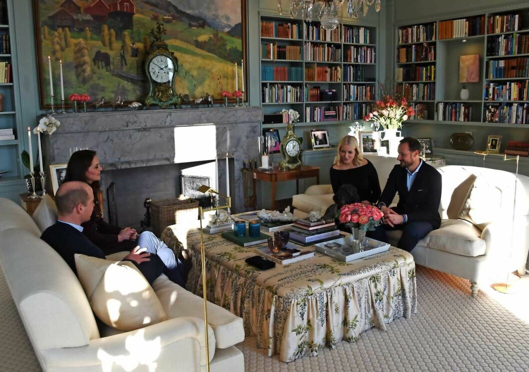 Vardagsrummet på Skaugum från en annan vinkel. När bilden togs var Kate och William där på lunch. Den öppna spisen i marmor är ett måste och som hos nästan alla kungligheter tronar det en klocka på spiselfrisen. Vardagsrummet på Skaugum med sin volangförsedda jättepuff. När bilden togs var Kate och William hos Mette-Marit och Haakon på lunch.