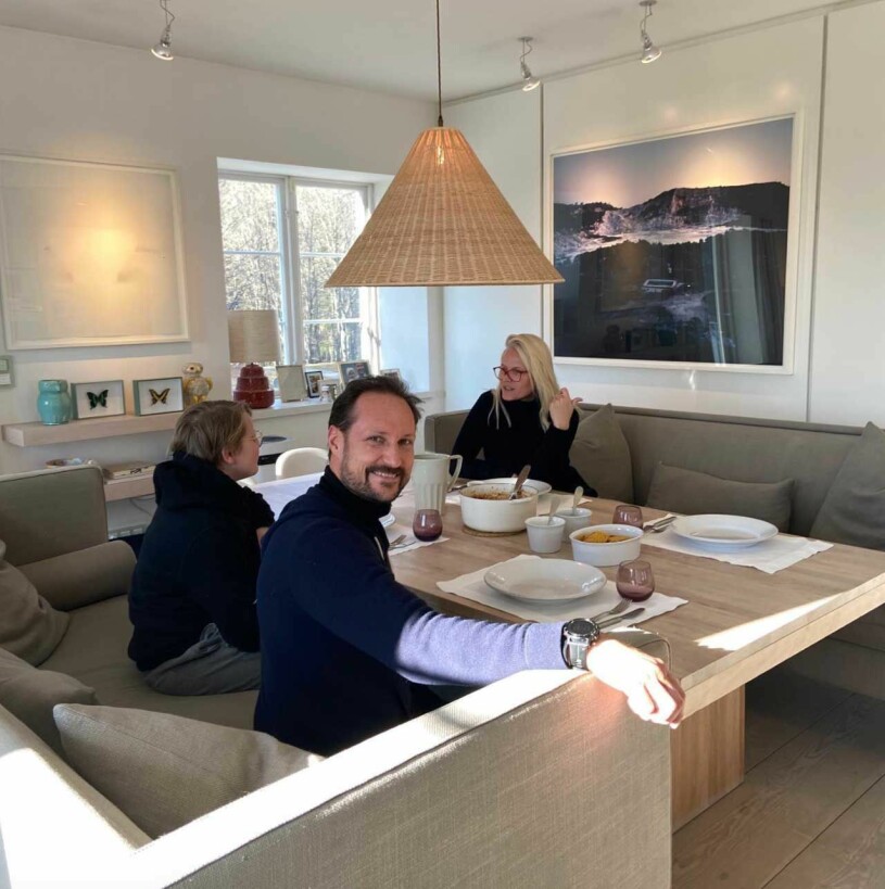 En bild från den allra mest privata delen på Skaugum: Kronprinsfamiljens kombinerade matsal och vardagsrum. Skaugum