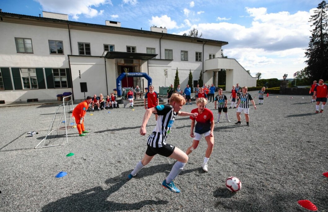 Vänskapsmatch i fotboll på Skaugum. Vänskapsmatch i fotboll på Skaugum.
