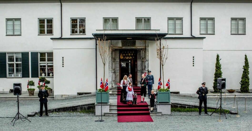 Kronprinsfamiljen på trappan utanför Skaugum den 17:e maj 2013. Kronprinsfamiljen på trappan utanför Skaugum den 17:e maj 2013.