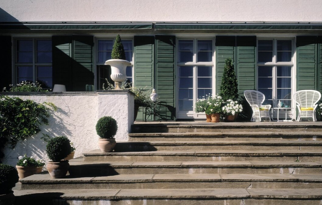 Mängder med blommor utanför huset. Mängder med blommor utanför huset.
