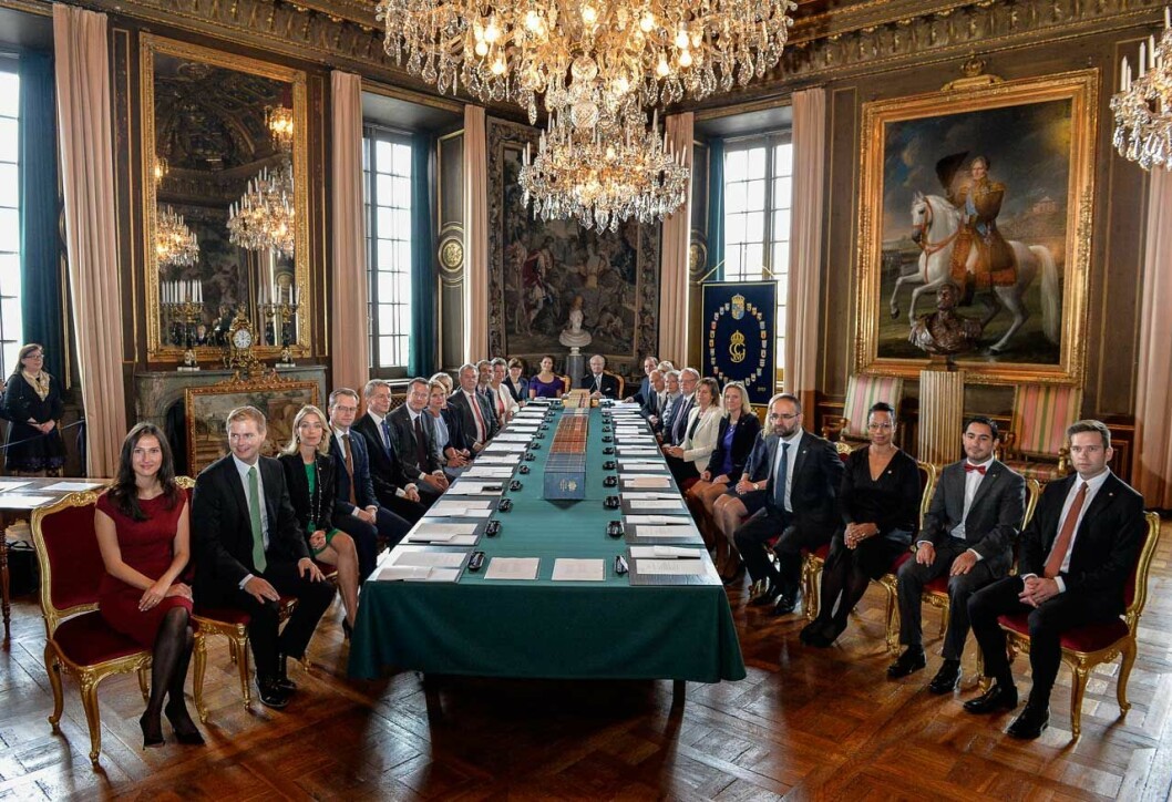 Talmannen informerar om regeringsbildningen och sedan konstaterar kungen att ett regeringsskifte har skett. Därefter väntar konseljlunchen i Prinsessan Sibyllas våning. Vid skifteskonseljen hälsar kungen och kronprinsessan på de nya statsråden, och talmannen informerar om regeringsbildningen och sedan konstaterar kungen att regeringsskifte enligt 6 kap. 4 § i regeringsformen har skett. Och därefter brukar kungaparet bjuda på konseljlunch i Prinsessan Sibyllas våning.