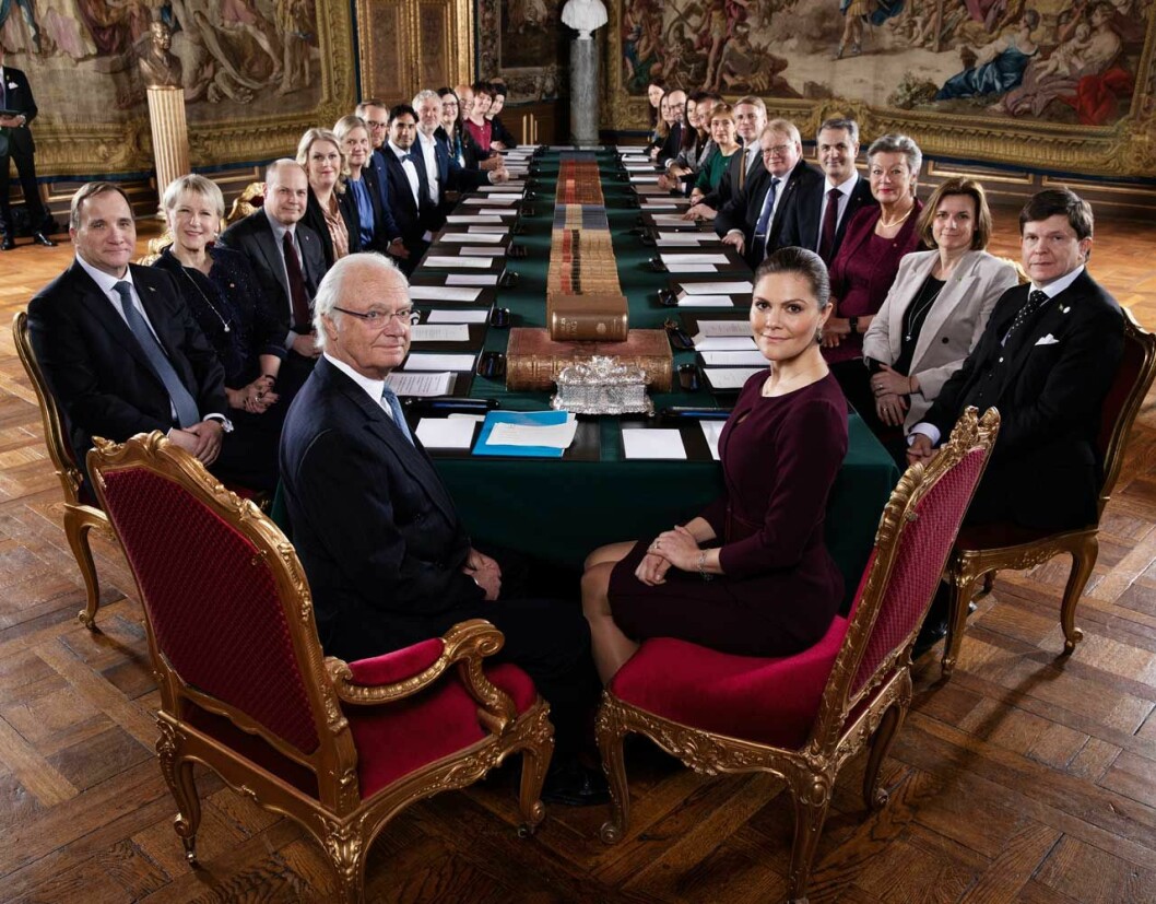 Kungen och kronprinsessan Victoria vid en tidigare konselj på slottet. Kungen och kronprinsessan Victoria vid en konselj på slottet.