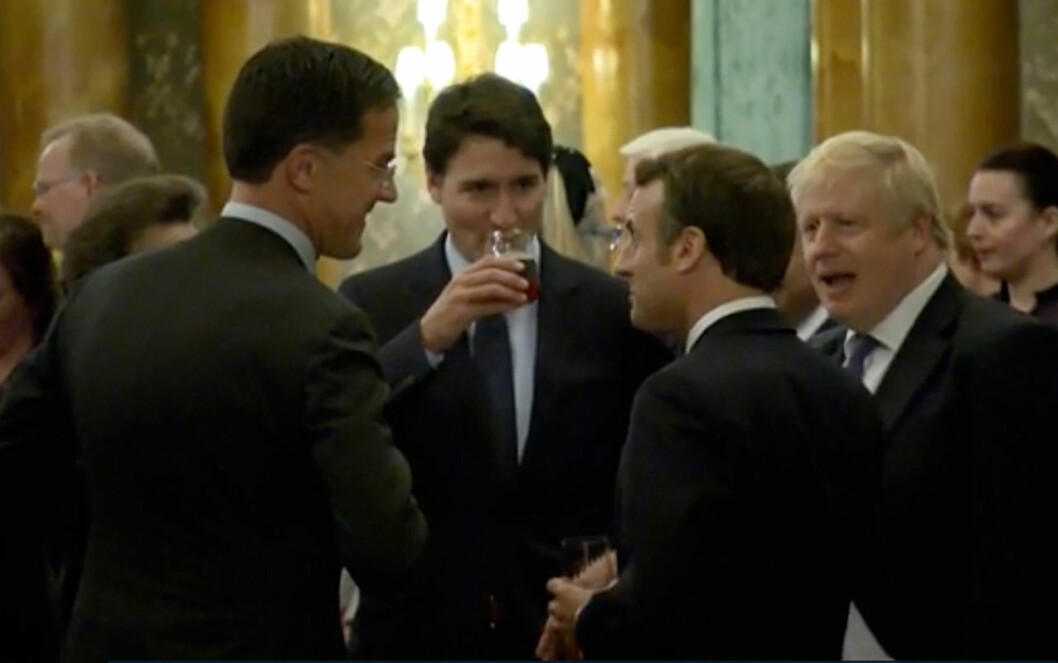 Världsledare tar en drink hemma hos drottning Elizabeth. Vad de inte visste var att deras samtal spelades in.. värdsledare skitsnack buckingham palace