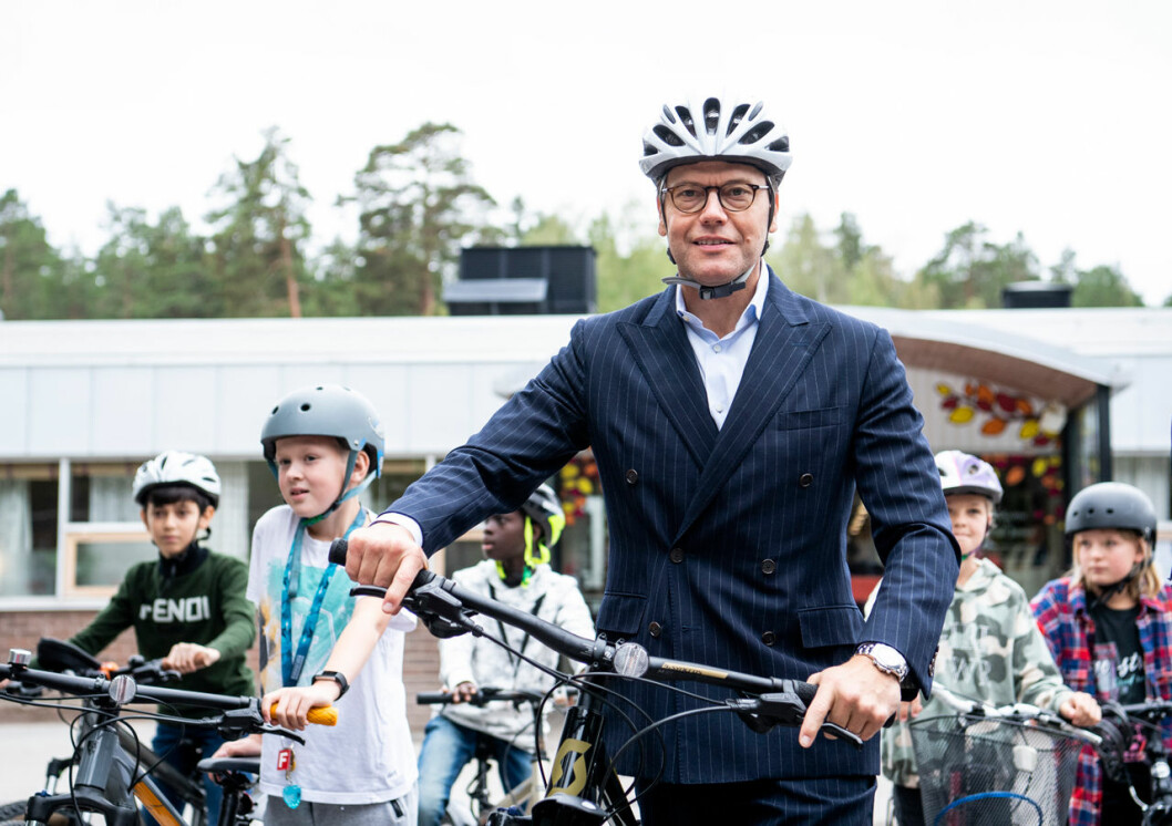 Daniel-looken: Så här trivs han bäst. Prins Daniel på cykel i kostym.