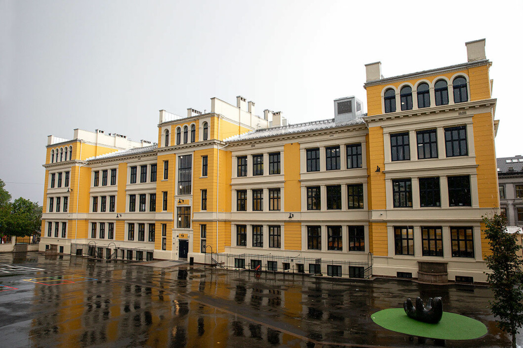 Här ser vi Ingrid Alexandras nya skola, Uranienborg skole, i Oslo nära kungliga slottet. Uranienborg skole, in Oslo,