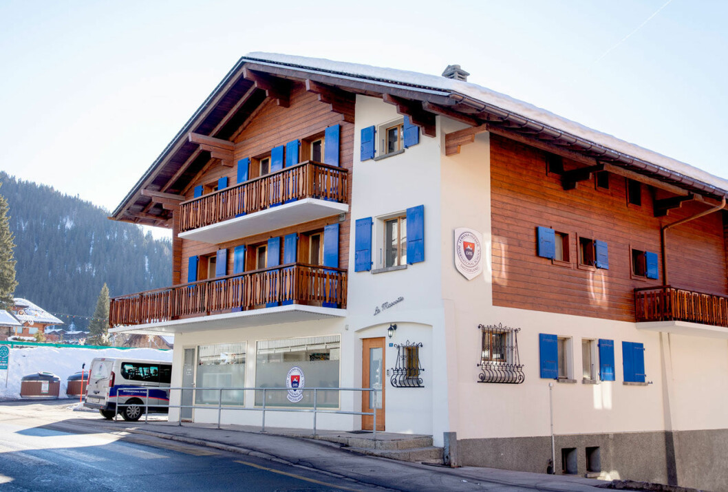Kungligheternas skola ligger en kilometer från familjens chalet. Lemania-Verbier International School i Verbier där Marys och Frederiks barn går just nu.