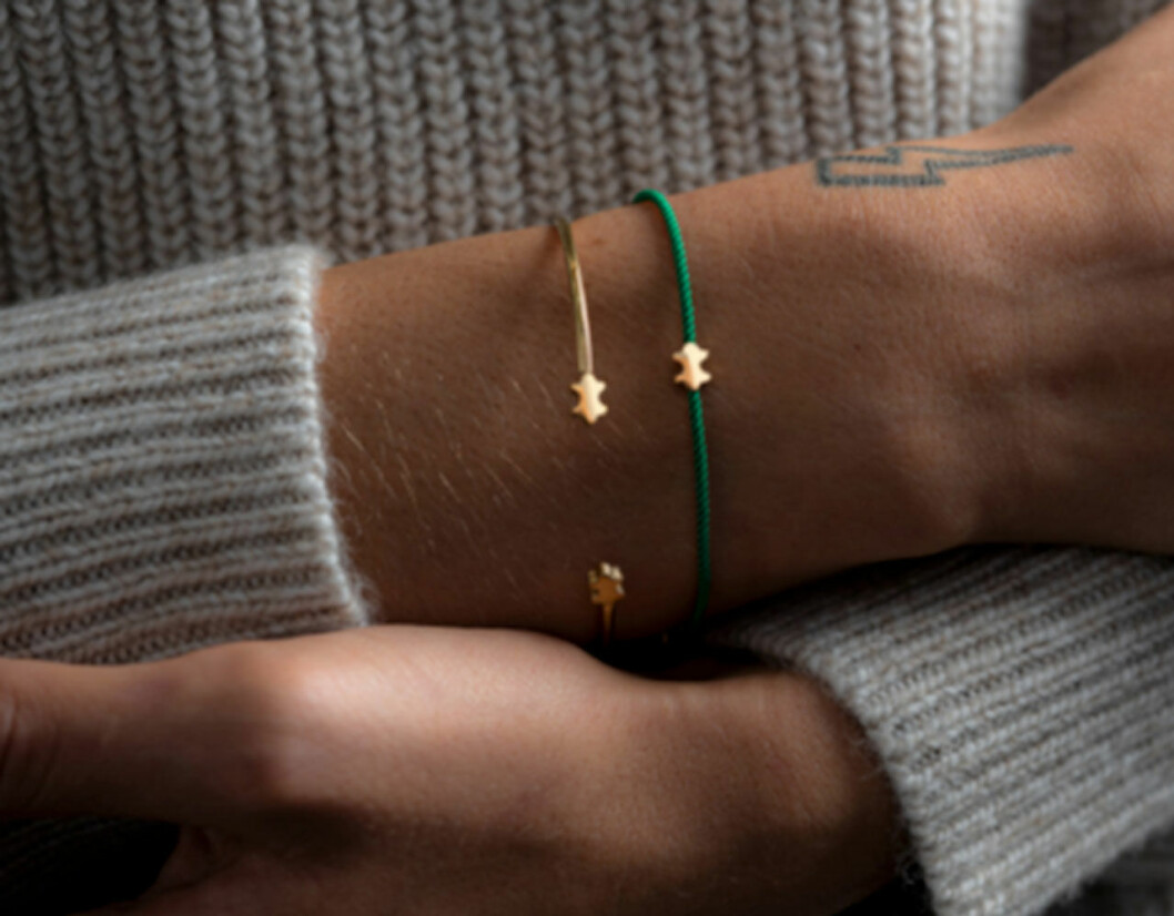 Två av Skultuna-armbanden som säljs till förmån för Project Playground. Två av Skultuna-armbanden som säljs till förmån för Project Playground.