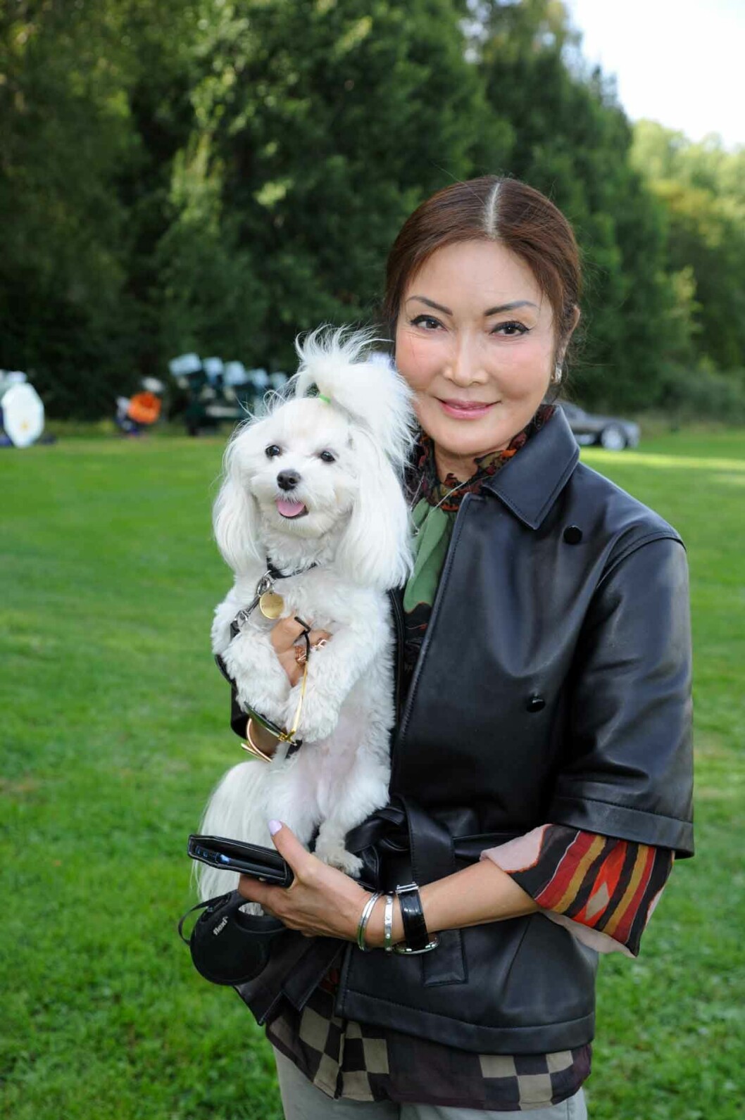 Lee med sin hund Poppy. Lee Lewenhaupt, Noppes änka och Leonards mamma, med hunden Poppy.