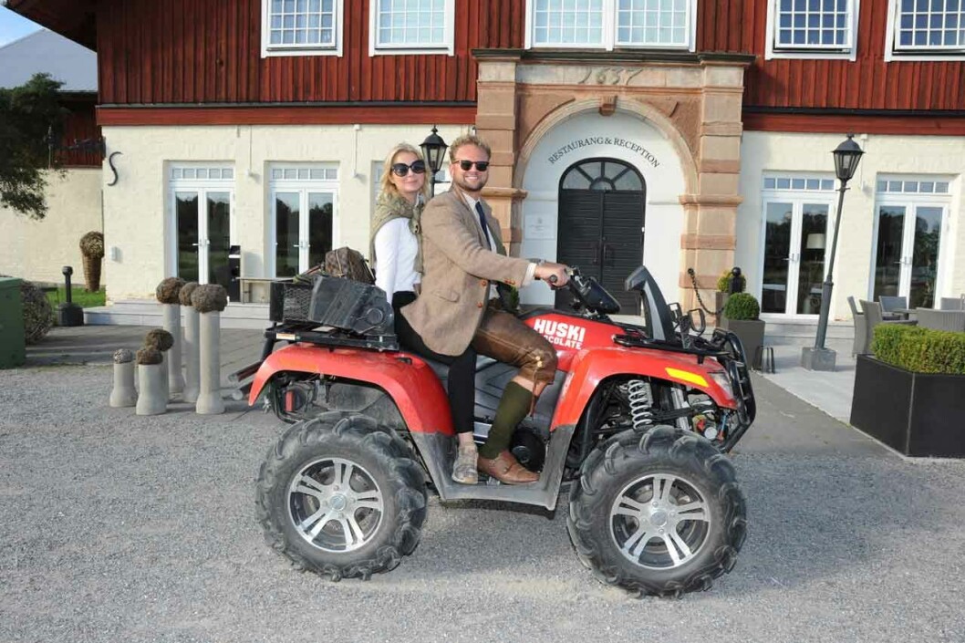 Paulina Malmberg fick skjuts från skjutbanan till middagen med Carl Johan Barnekow. Paulina Malmberg fick skjuts från skjutbanan till middagen med Carl Johan Barnekow.