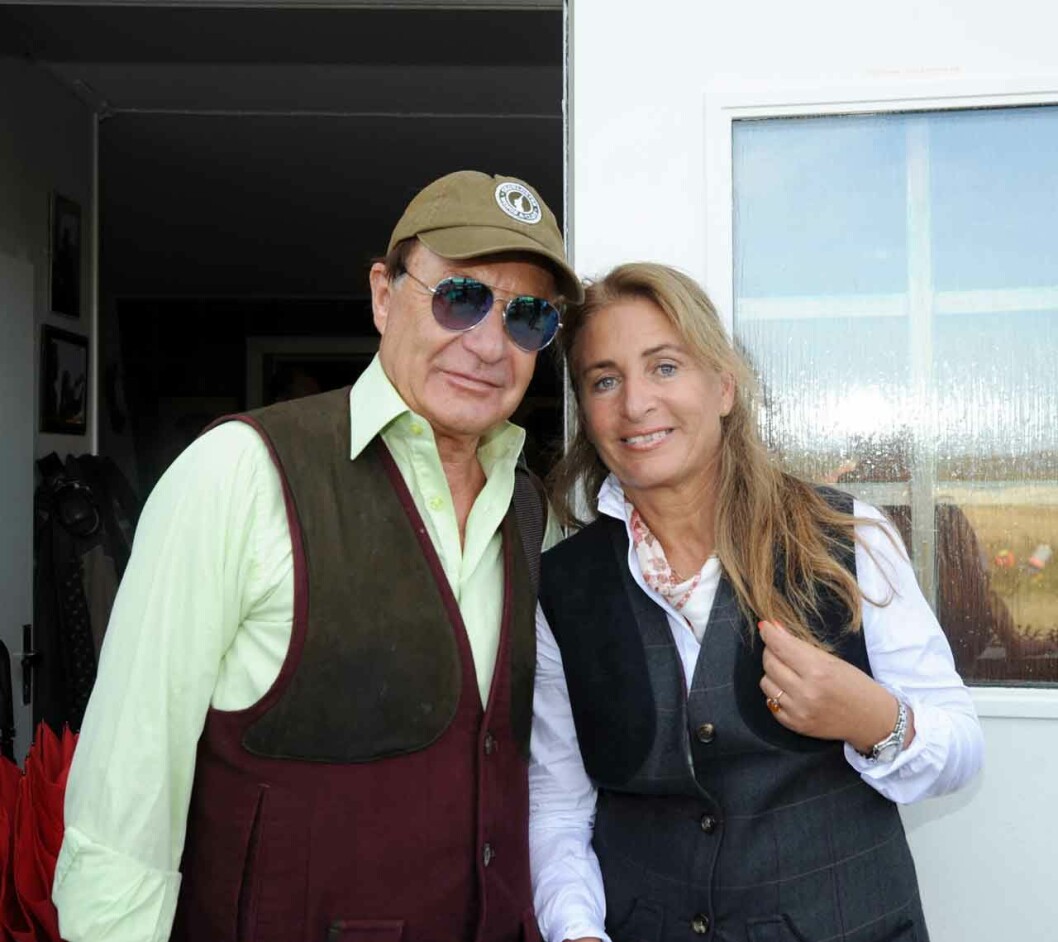 Kungavännen Anders Lettström i stilig jaktoutfit tillsammans med Marie Löfstrand. Kungavännen Anders Lettström i stilig jaktoutfit tillsammans med Marie Löfstrand.