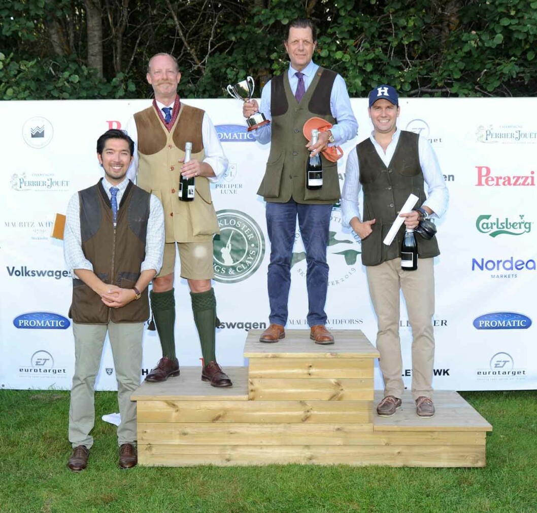 Leo Johansson delade ut pokaler och Noppechampagne till de 3 vinnarna. Oliver von Kauffmann, Staffan Schullström och Henry Friberg. Leo Johansson delade ut pokaler och Noppechampagne till de 3 vinnarna. Oliver von Kauffmann, Staffan Schullström och Henry Friberg.