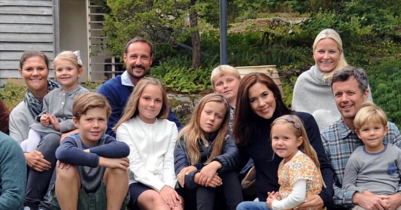 Släktträff på norska Mågerö 2015: Victoria, Estelle, Haakon, Sverre Magnus, Mette-Marit, Christian, Ingrid Alexandra, Isabella, Mary, Josephine, Frederik och Vincent.