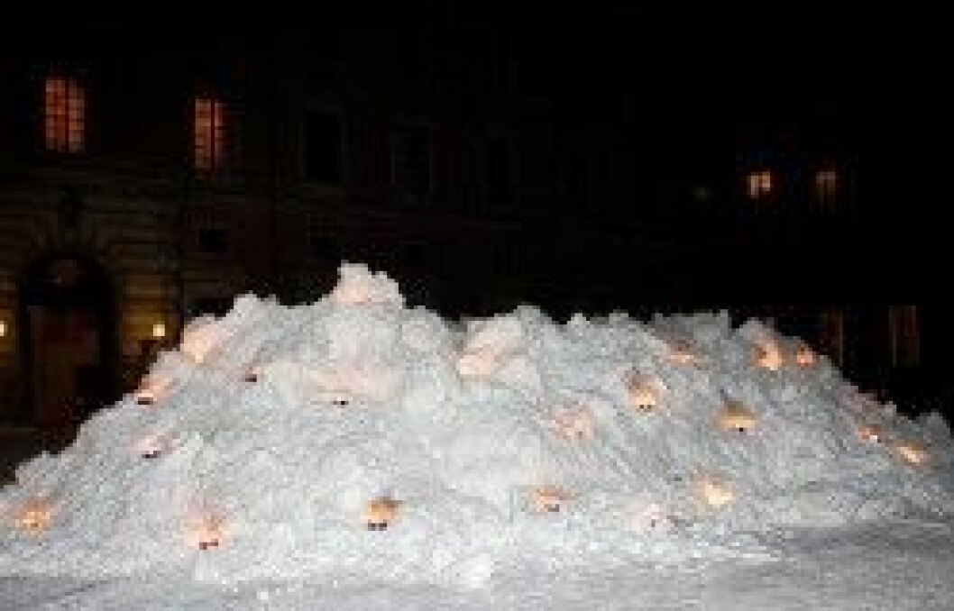 En snödriva var dekorerad med ljus utanför slottet. En snödriva var vackert dekorerad med ljus utanför slottet.
