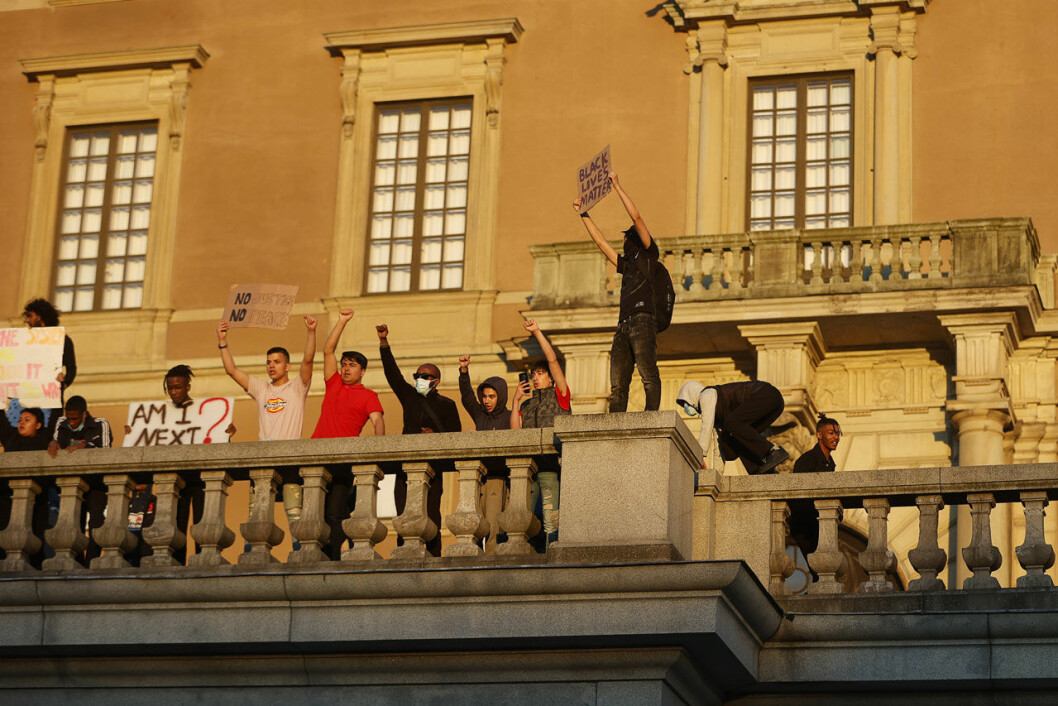 Demonstranterna på Lejonbacken i går kväll. Kravaller utanför Stockholms slott i samband med demonstrationen mot rasism och polisvåld.
