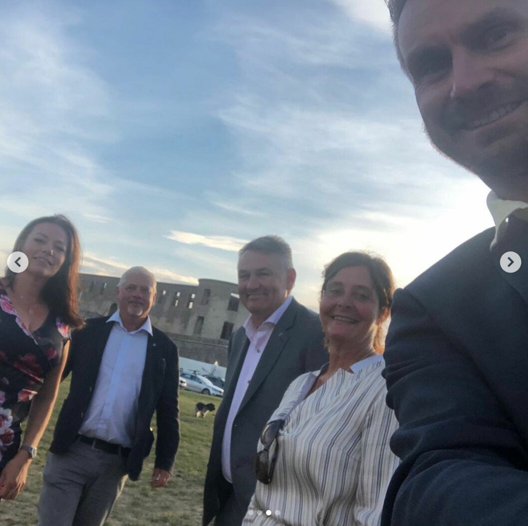 Victoriadagen 2020: Kommunrepresentanterna kunde andas ut. Victoriadagen 2020: Kommunrepresentanterna utanför Borgholms slottsruin