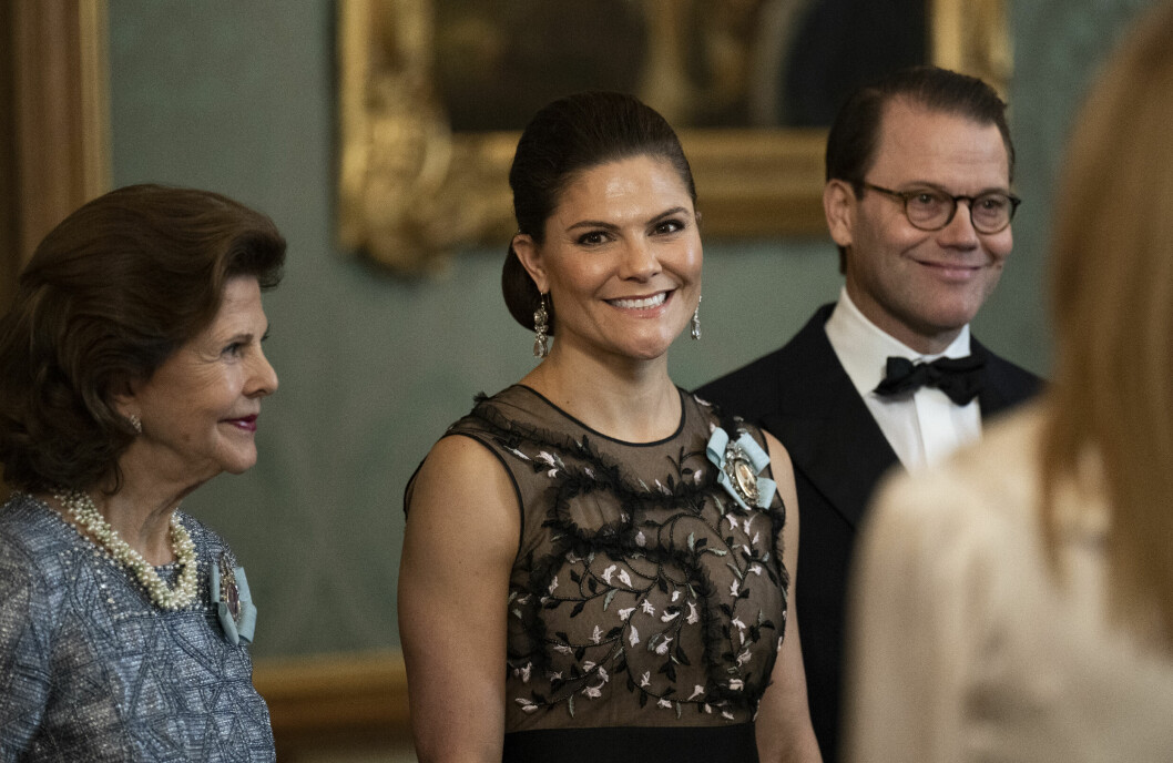 Victoria hade säkerligen sett emot denna kväll! Drottning Silvia, kronprinsessan Victoria och prins Daniel ler