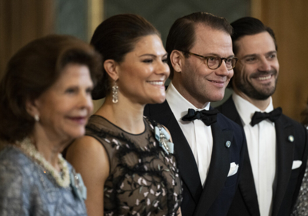 Breda leenden hela kvällen lång! Drottning Silvia, kronprinsessan Victoria, prins Daniel och prins Carl Philip