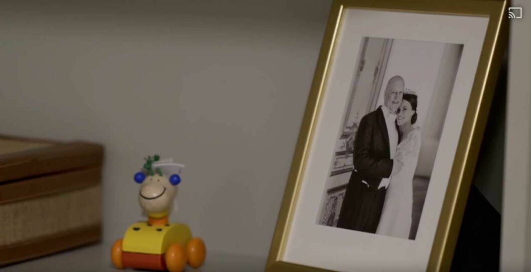 Bakom skrivbordet står en bild på Sofia och pappa Erik. prinsessan sofia svt