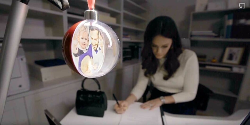I skrivbordlampan hänger prinsfamiljen i en julkula. prinsessan sofia svt