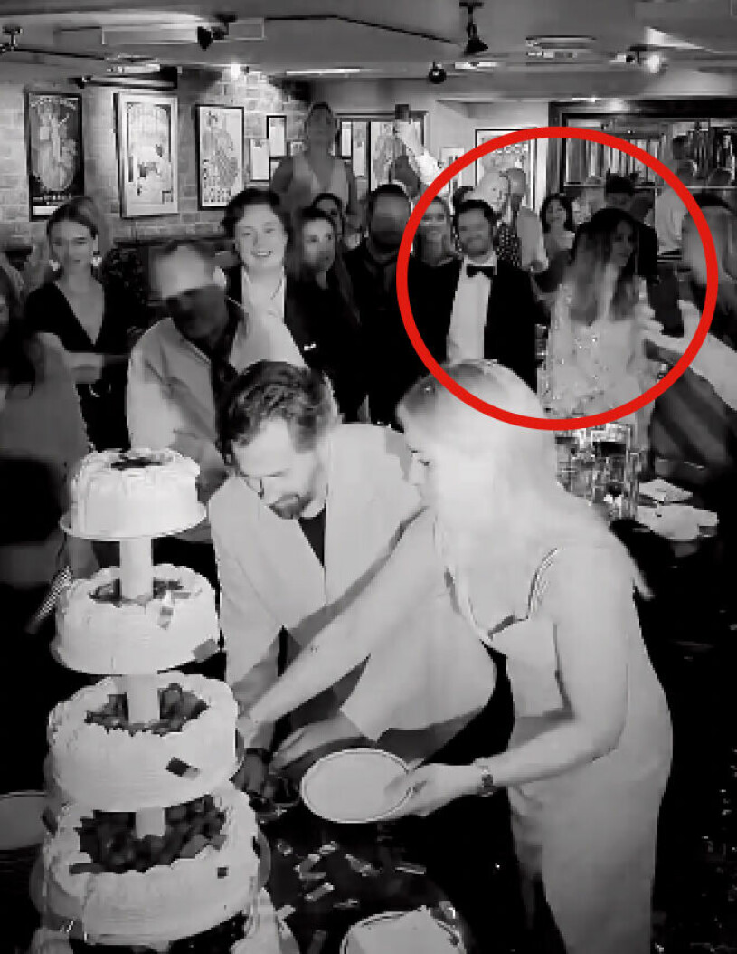 Brudparet Camilla Åstrand och Christopher Bastin skär bröllopstårtan, med prinsen och Sofia i bakgrunden. Prins Carl Philip och prinsessan Sofia på Camilla Åstrands och Christoper Bastins bröllop på restaurang Daphne’s i Stockholm