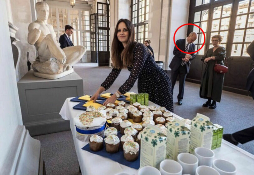Prinsessan Sofia har teamat ihop sig med sin pappa. Hon representerar Kungahuset – och han är funktionär. Prinsessan Sofia och hennes pappa vid den första ukrainska gudstjänsten på slottet