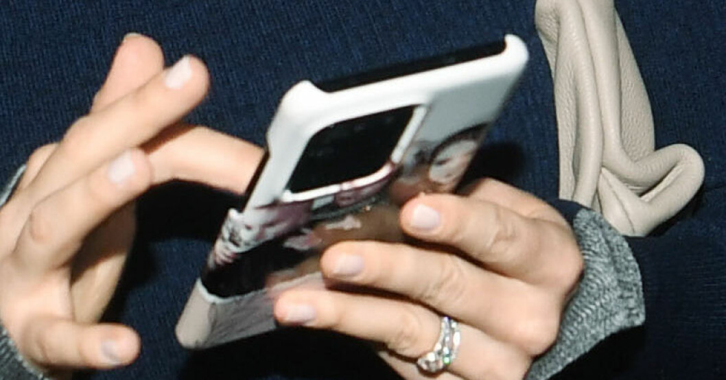 ...och ser du vad hon har på mobilskalet? Barnen förstås! Prinsessan Sofias mobilskal Bild på barnen småprinsarna