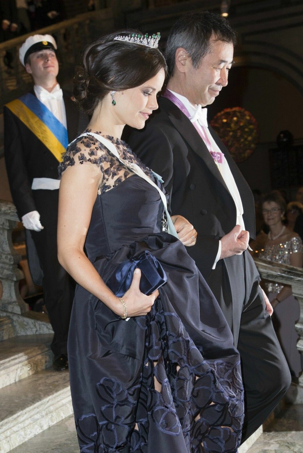 Den blåsvarta klänningen kommer från Oscar de la Renta. Den blåsvarta klänningen kommer från Oscar de la Renta