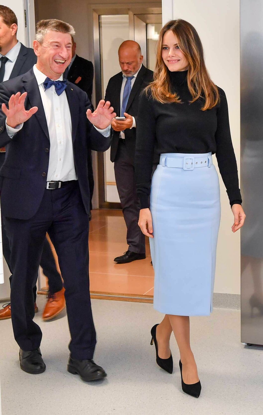 Prinsessan Sofia i svart polotröja och isblå kjol från Hugo Boss. Credit: The Royals and I. Sofia