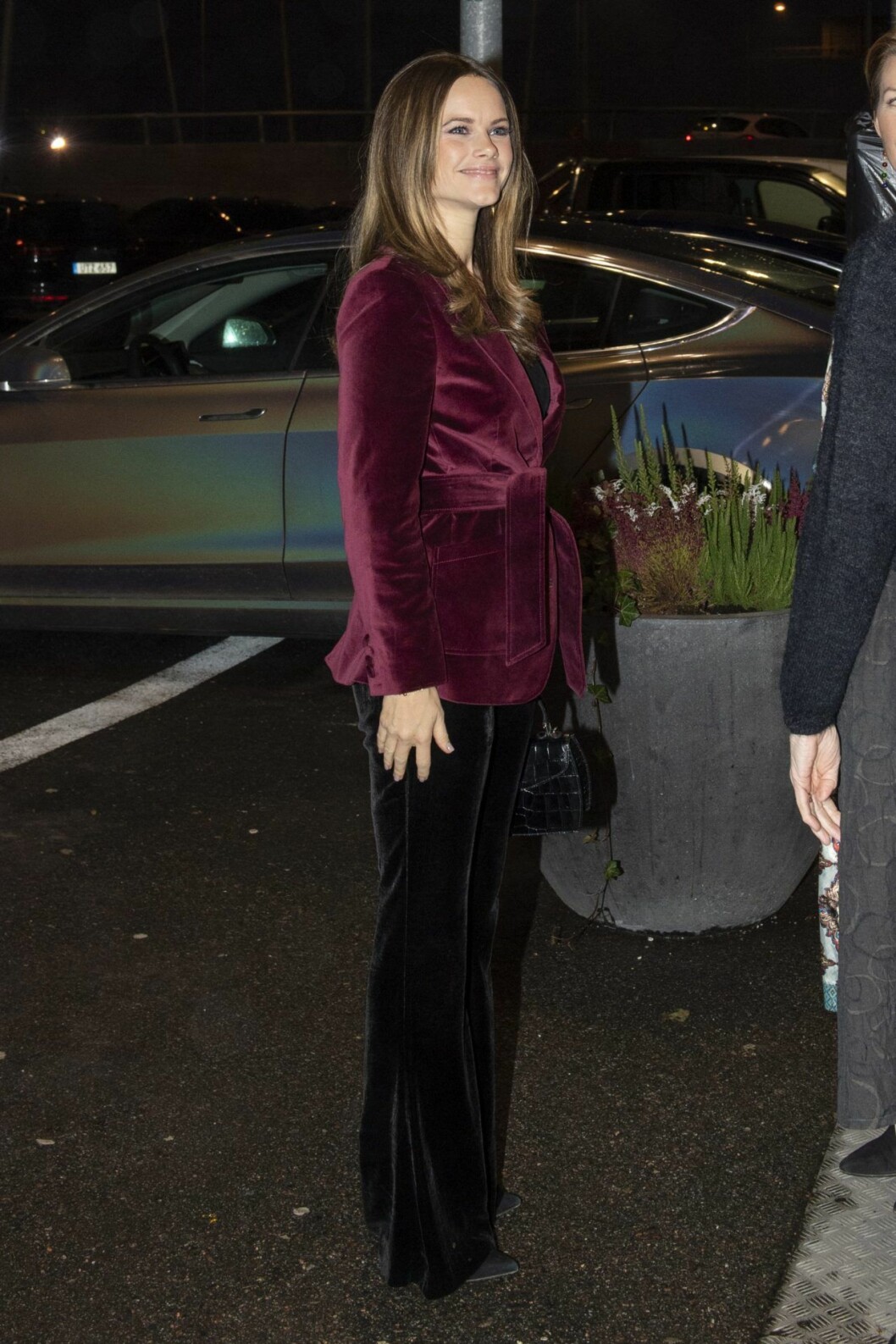 Sofia i vinröd blazer från Tommy Hilfiger. Credit: The Royals and I. Sofia i vinröd blazer