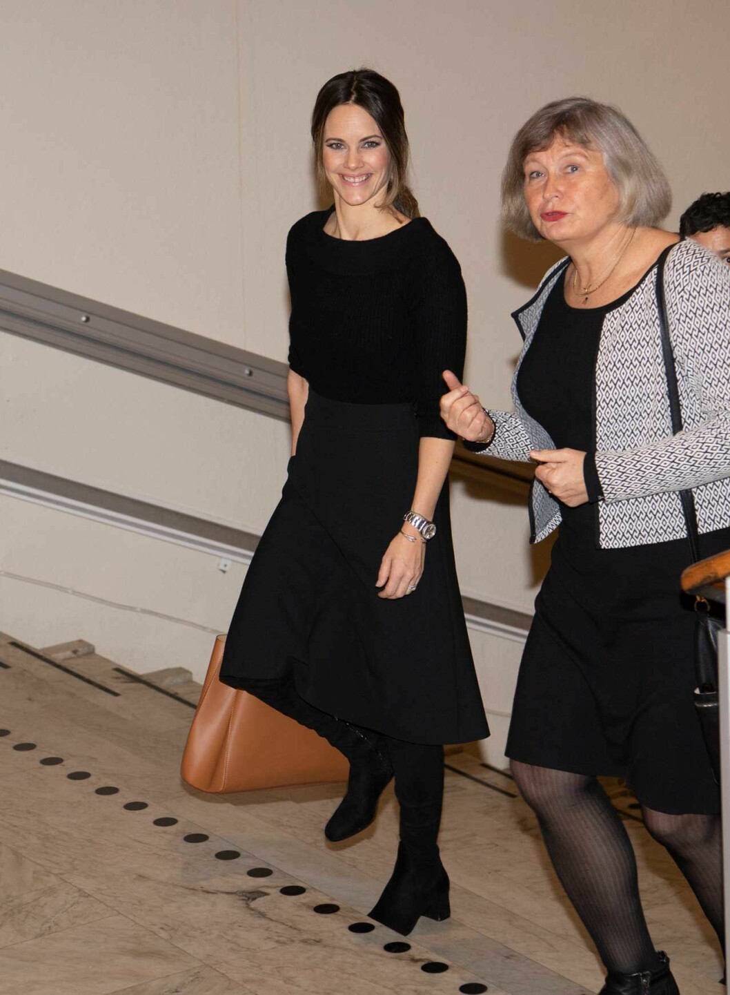 Sofia i mjuk stickad tröja och svart klockad kjol. Prinsessan Sofia