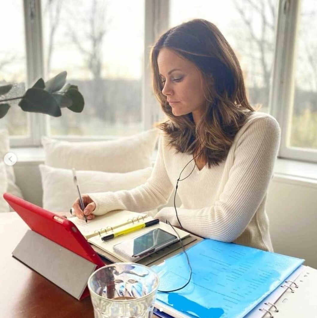 Så här kan det se ut när prinsessan Sofia arbetar hemifrån, på Villa Solbacken. Prinsessan Sofia i sitt kontor på Villa Solbacken