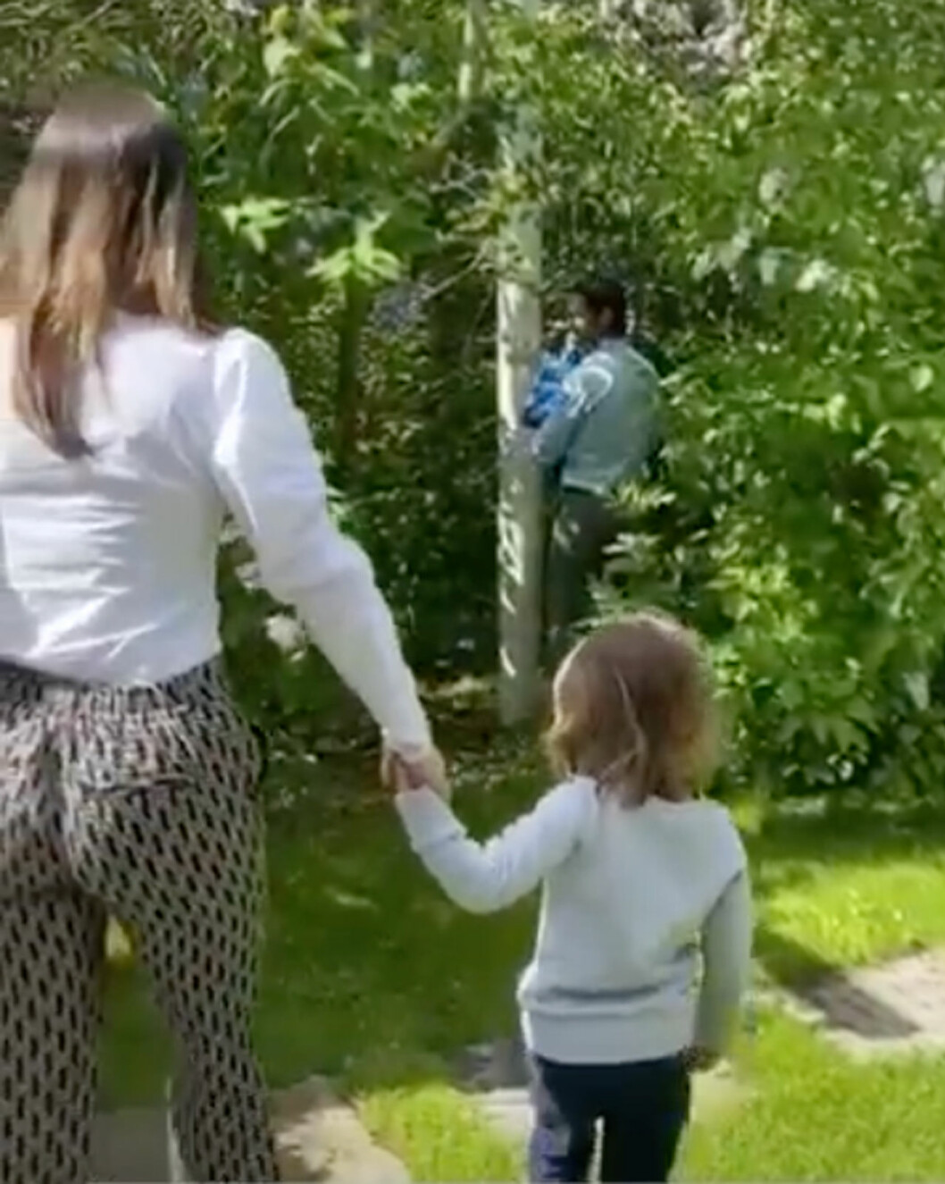 Prins Alexander på väg för att hissa flaggan.