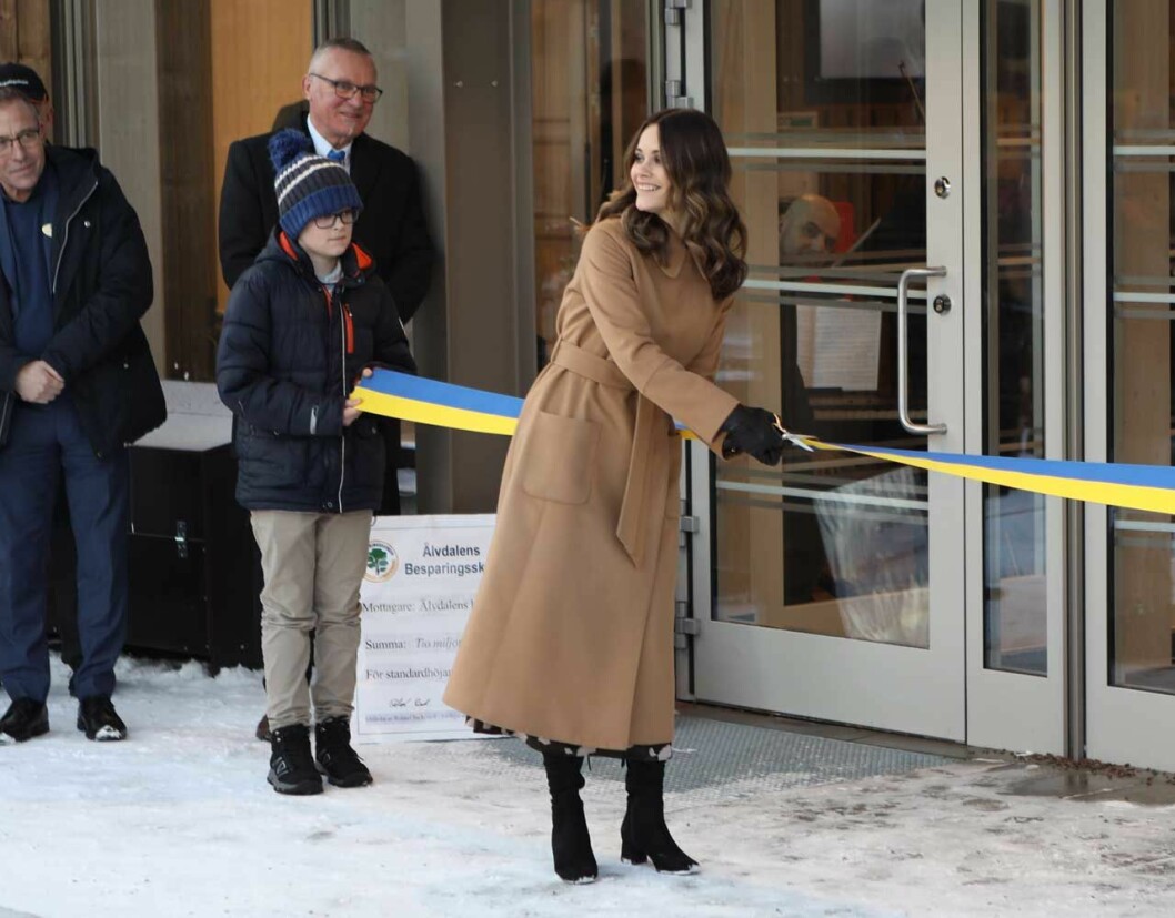 Sofia har fyra år bakom sig som prinsessa, och hon invigde nya Älvdalsskolan med ett rutinerat klipp.
