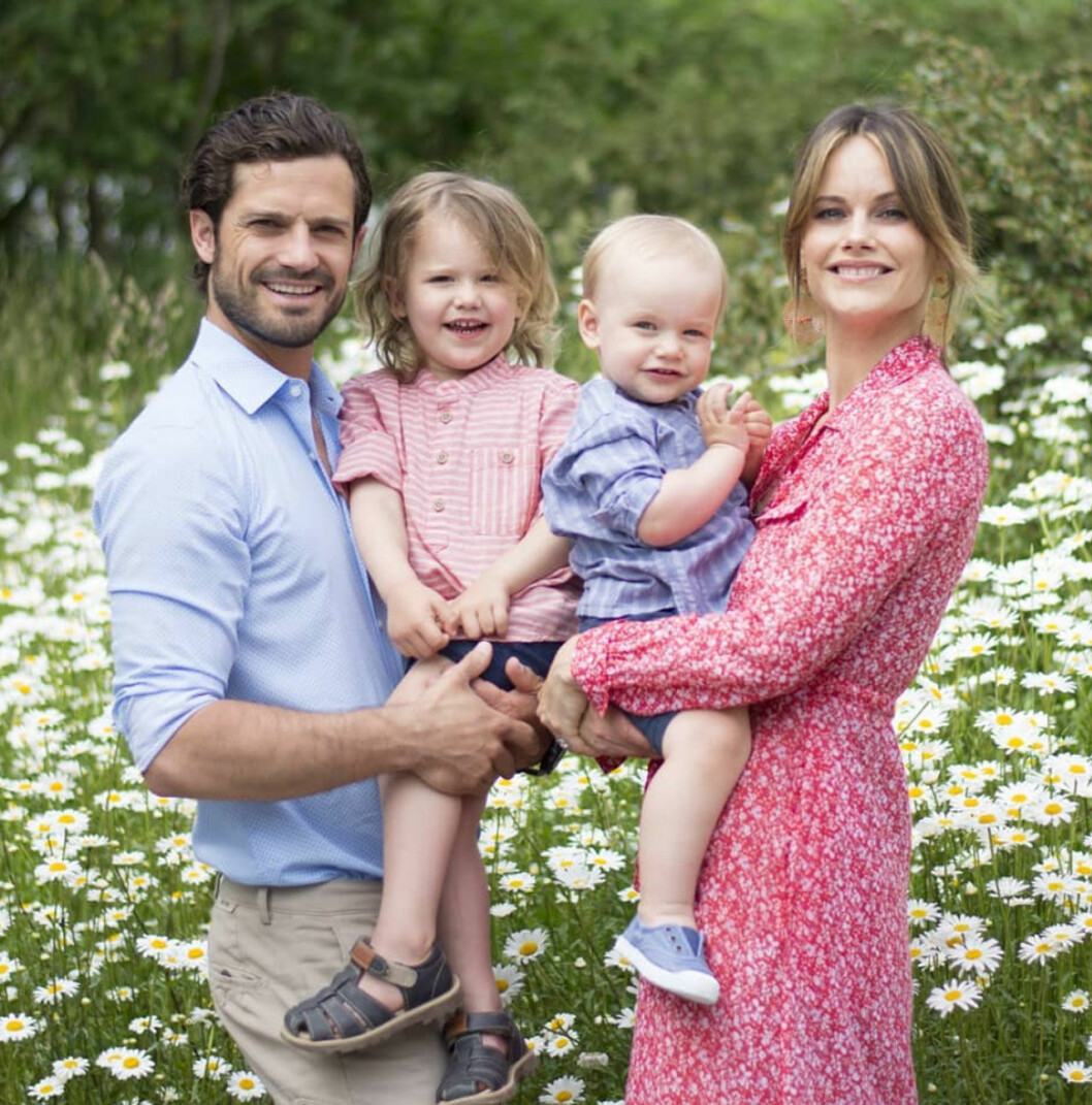 Carl Philip och Sofia med sina pojkar Alexander och Gabriel. Eller ”Alex” och ”Gabbe” eller ”Gabbis” som de kallas i familjen. Prins Carl Philip och prinsessan Sofia med prins Alexander och prins Gabriel sommaren 2019.