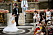 Sofia hovniger för kungen och drottningen vid bröllopet i Slottskyrkan.