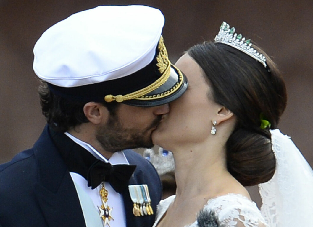 Bröllopskyssen! En av många… Prins Carl Philips och prinsessan Sofias bröllopskyss