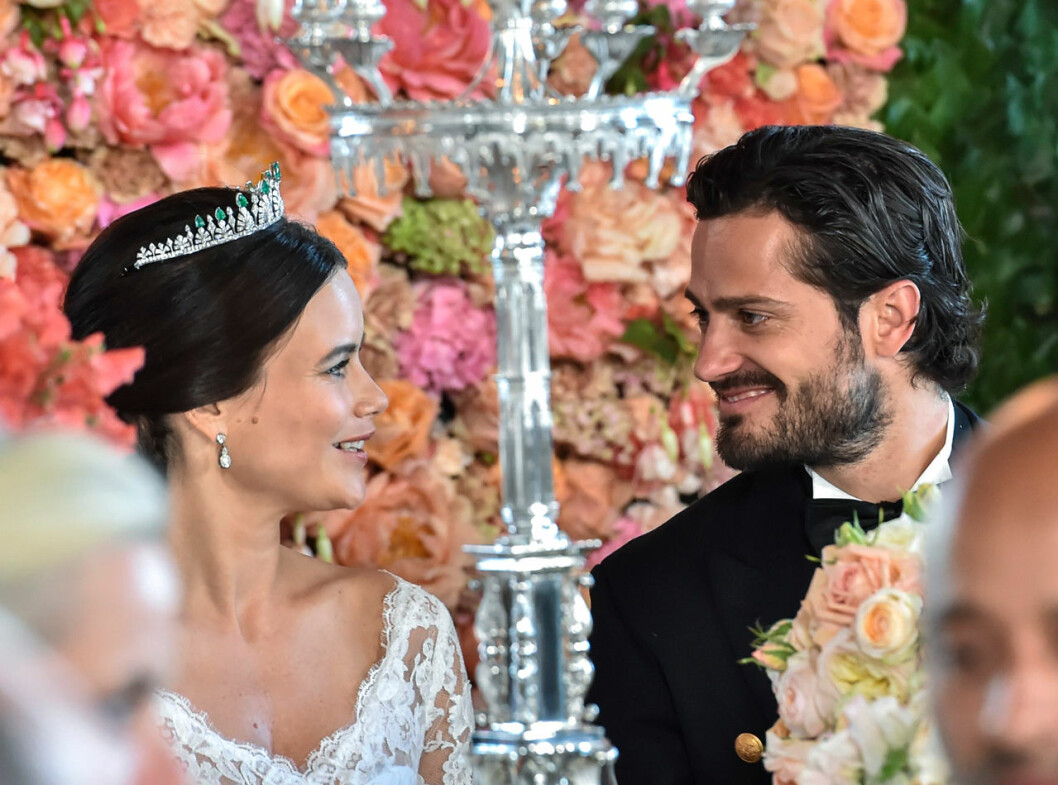 Stor lycka men också allvar. Prinsessan Sofia och prins Carl Philip vid bröllopsmiddagen 2015.