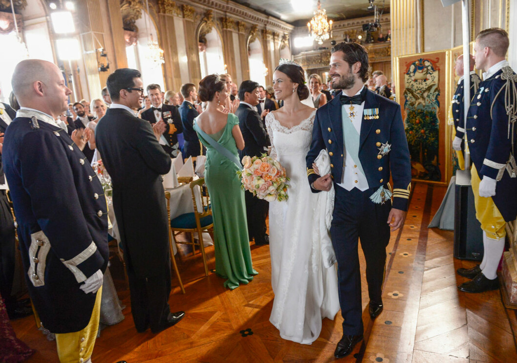 På väg mot bröllopsmiddagen. Det serverades inget kött eftersom Sofia är vegetarian. Prinsessan Sofia och prins Carl Philip under bröllopsmiddagen 2015