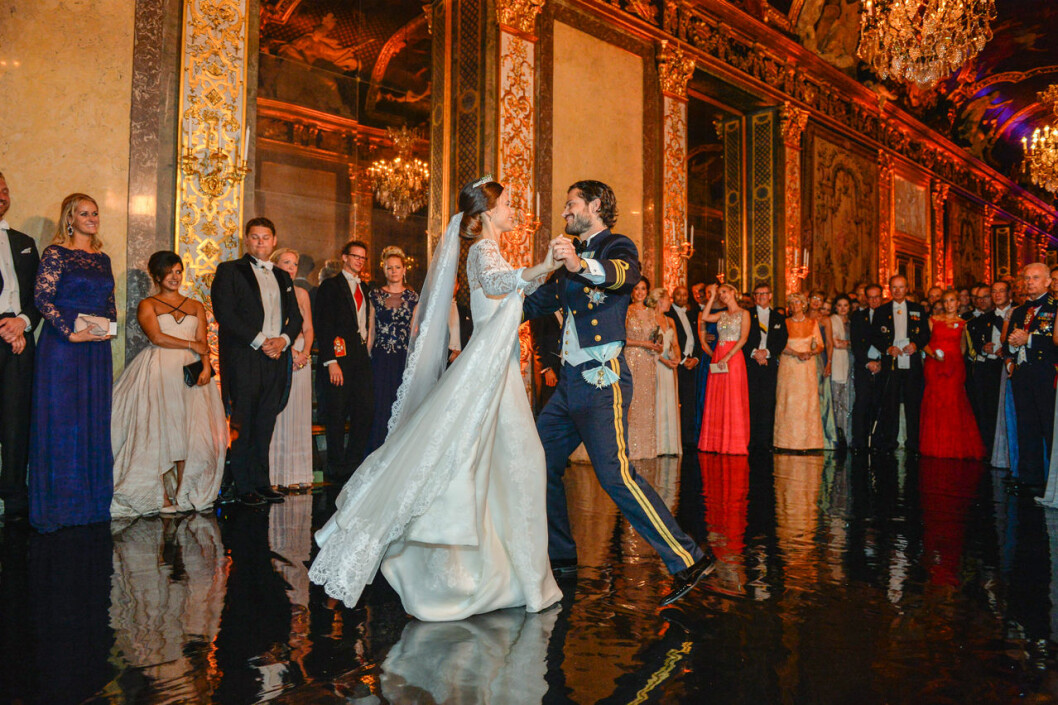 Sofia och Carl Philip dansade till ”Sofias brudvals”, framförd av Elvisimitatören Per Bredhammar.