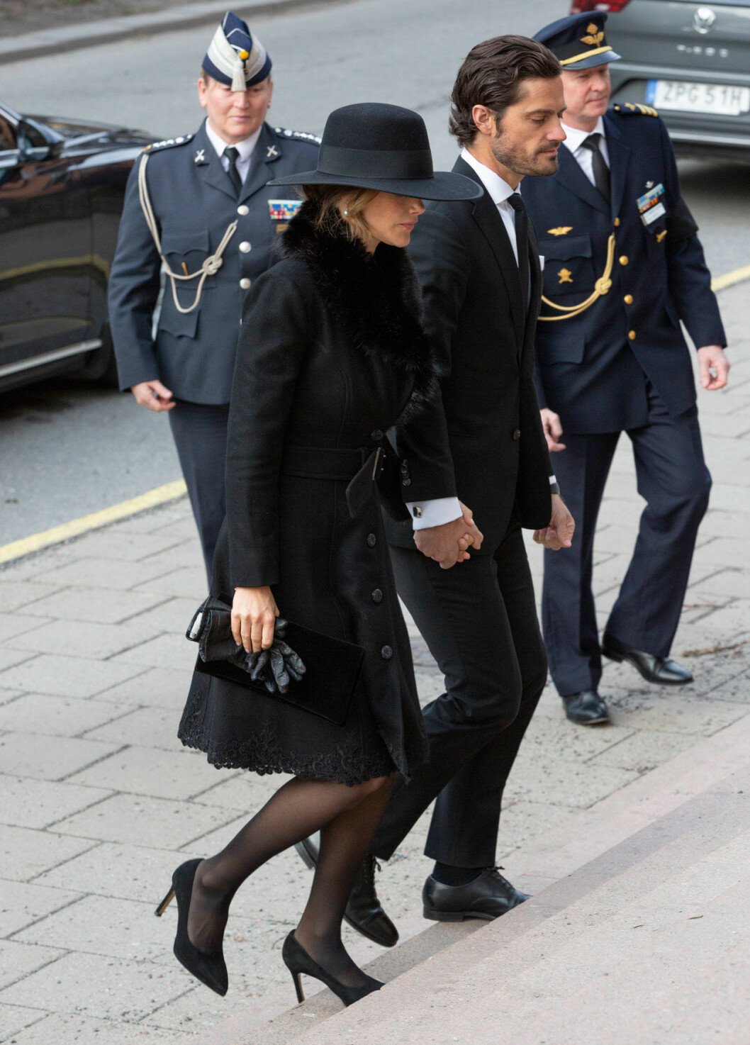 Prinsessan Sofia och prins Carl Philip anländer hand i hand. Prinsessan Sofia och prins Carl Philip på plats vid Dagmar von Arbins begravning.