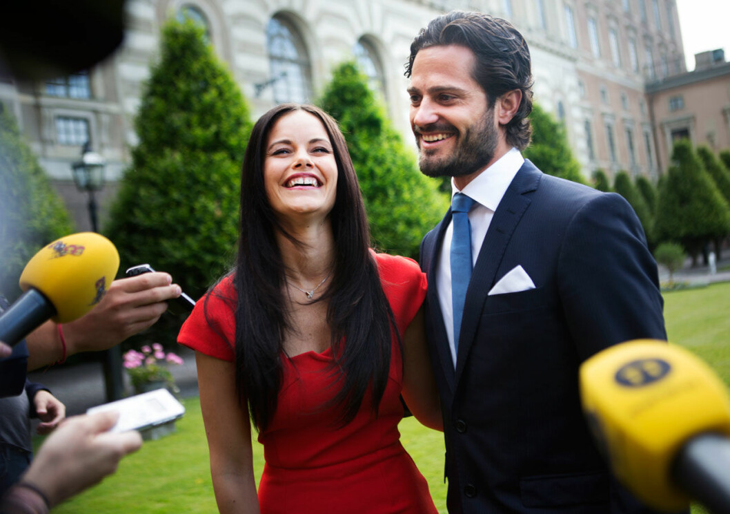 Sofia Hellqvist och prins Carl Philip möter media efter förlovningen 2014. Sofia Hellqvist och prins Carl Philip möter media efter förlovningen 2014.