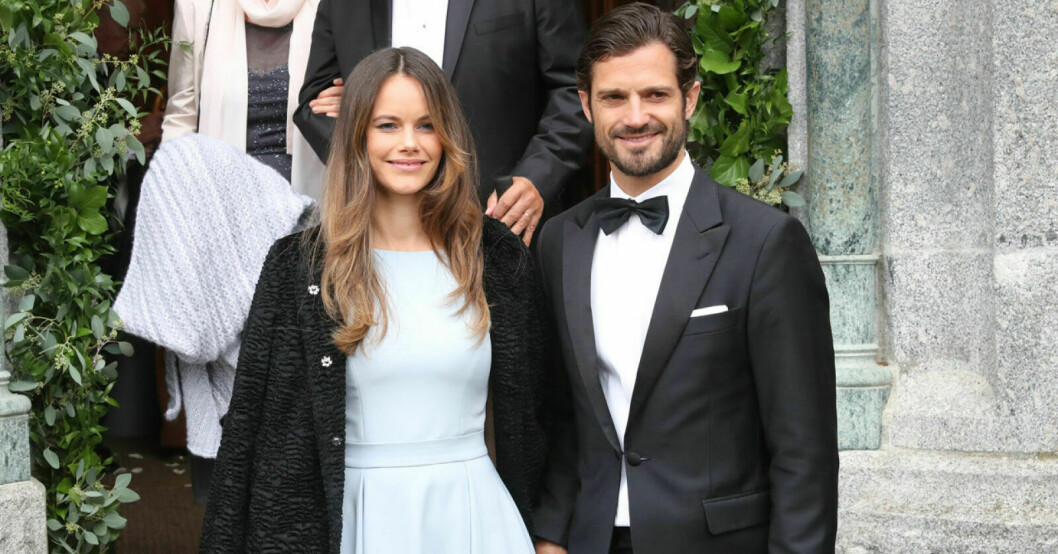 Prinsparet minglar med den tyska aristokratin. Prinsessan Sofia och prins Carl Philip på Deniz Kayas och prins Konstantins bröllop